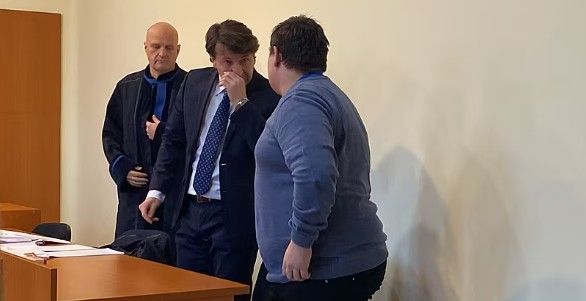 Zneužívaná dívka dostala pokutu za ignorování soudu