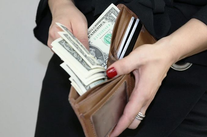 obrázek: Ztracený batoh s penězi i doklady vrátili strážníci majitelce