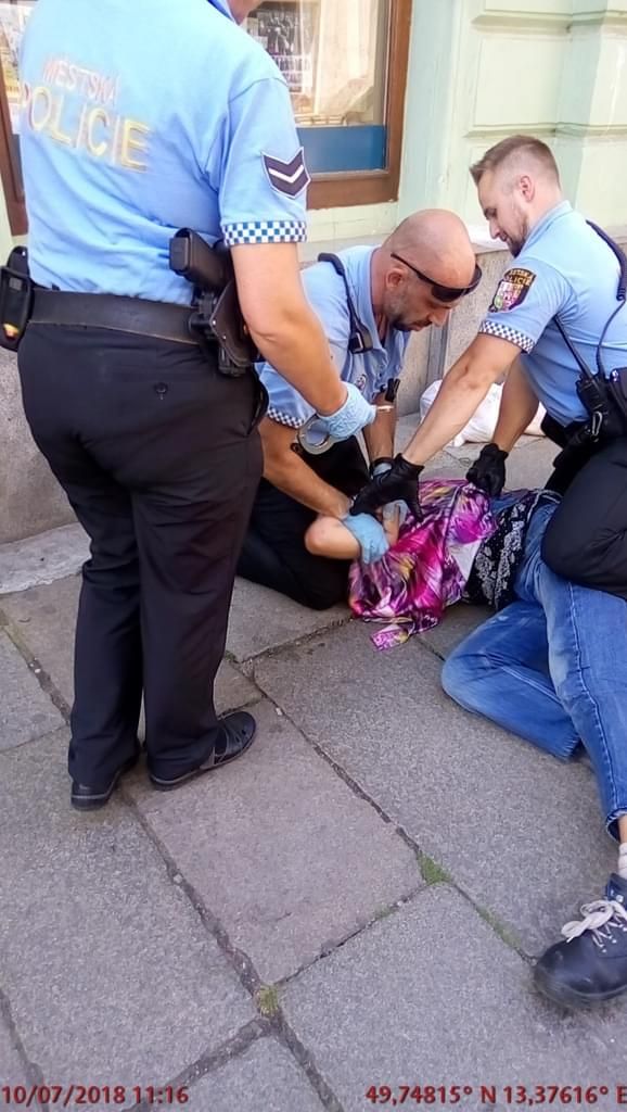 obrázek: Opilá žena do strážníků kopala a jednomu roztrhala uniformu