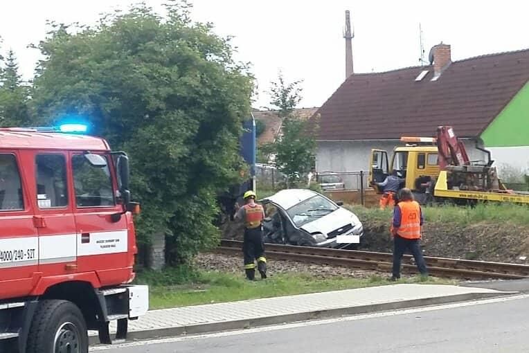 obrázek: Vlak smetl auto i se dvěma dětmi
