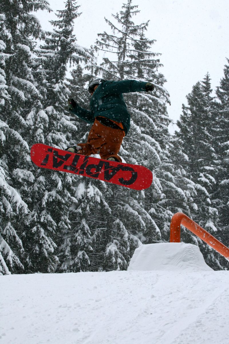 Na Špičáku zase zimní vlna – napadl nový sníh, v noci a dopoledne mrzne. Lyžuje se na všech sjezdovkách s výjimkou nejprudší „černé“ Šance. 