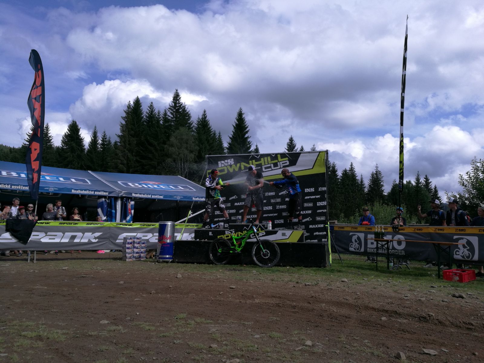 Vítězem European Downhill Cupu (EDC) na šumavském Špičáku se v elitní kategori mužů stal Slovák Baranek, v ženách Němka Rübesamová  