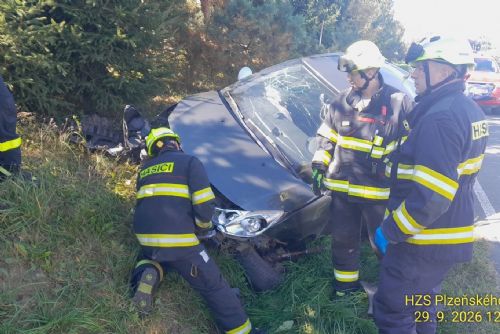 obrázek:Auto sjelo do příkopu mezi Částkovem a Velkým Rapotínem na Tachovsku. Řidička se zranila