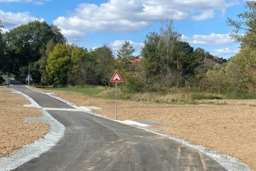 obrázek:Plzeň opravila cestu pod Dubovou horou. Spojí Litice s Lhotou pro cyklisty a pěší