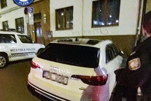 obrázek:Audi v Plzni vrazilo při kontrole do obrubníku. Řidič nadýchal až 1,31 promile