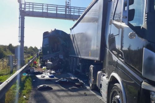 obrázek:D5 u Mýta dnes odpoledne uzavřela nehoda dvou kamionů. Vážně zraněného řidiče odvezl vrtulník