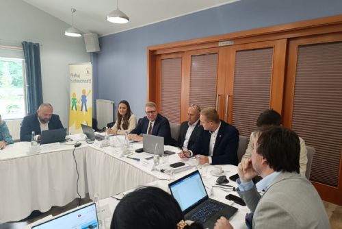 obrázek:Kraje varují před nedostatkem peněz na sociální služby. V Plzni jednaly s ministrem Juchelkou
