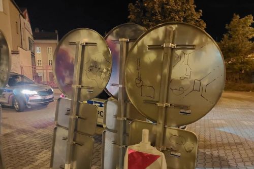 obrázek:Klukovina může mít drahou dohru. Devatenáctiletý mladík počmáral v Plzni dopravní značky