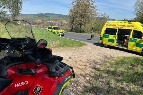 obrázek:Nešťastná nehoda při výjezdu hasičů u Sušice. Čtyřkolka srazila otce s osmiletým synem