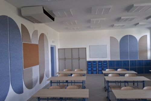 obrázek:Škola v Plasích včera slavnostně otevřela nové patro. Přibylo pět učeben i výtah.