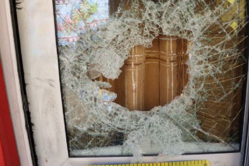 obrázek:Nejdřív cigarety, pak 19 prstenů. Zloděj si do svatebního salonu otevřel cestu hasičákem