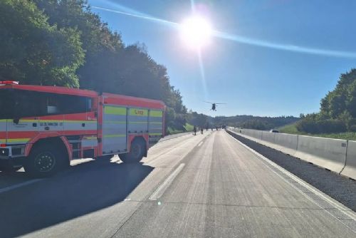 obrázek:Vážná nehoda u Přimdy na D5, řidič vážně zraněn. Vrtulník přistál přímo na dálnici