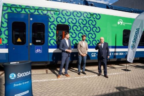 obrázek:Bateriový RegioPanter má jezdit tam, kde chybí troleje. Škoda ho představila v Berlíně