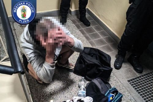 obrázek:Muž vnikl do panelového domu v Sokolovské ulici. Obyvatel ho zavřel na balkoně