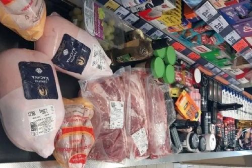 obrázek:Nákup za 36 tisíc chtěl odvézt bez placení. Košík byl tak plný, že se zboží nevešlo ani na pás  
