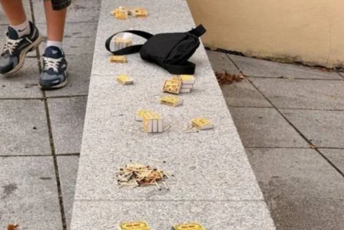 obrázek:Nebezpečná hra školáků v Rokycanech. Zapalovali a rozhazovali sirky, zasáhli strážníci