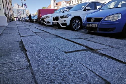 obrázek:Domažlice opraví chodník na náměstí Míru, velkoplošná dlažba se bude přeskládávat