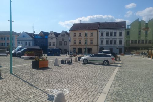 obrázek:Tachov mění pravidla parkování v centru. U Mže jsou nově dvě hodiny zdarma, SMS platby končí