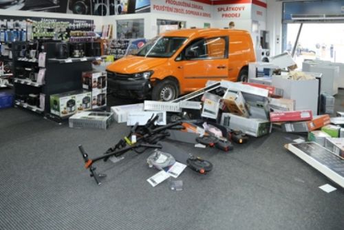 obrázek:Kradl auta, vykrádal boxy, dokonce projel výlohou obchodu. Policie zadržela muže z Plzeňska