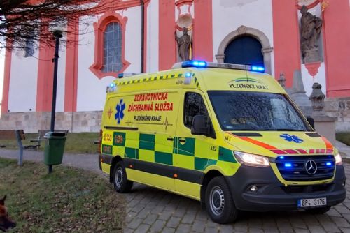 obrázek:U kostela v Přešticích muž sjel se zahradním traktůrkem z kamenné zídky a zemřel