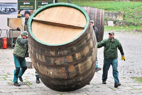 obrázek:Tradiční smolení v Plzni. 17 obřích 40hl sudů dostává nový vnitřní kabát ze smoly