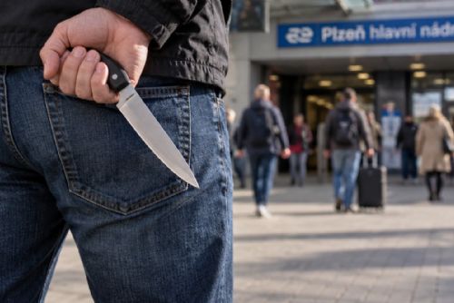 obrázek:Útok nožem před plzeňským nádražím má dohru. Policie obvinila muže z pokusu vraždy
