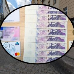 Poctivost v Plzni stále žije. Nálezce odevzdal peněženku s 20 tisíci, seniorovi se vrátila
