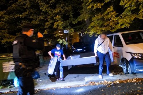 obrázek:Chtěl se zbavit nepotřebné postele a odložil ji ke kontejnerům. V Plzni ho načapali strážníci