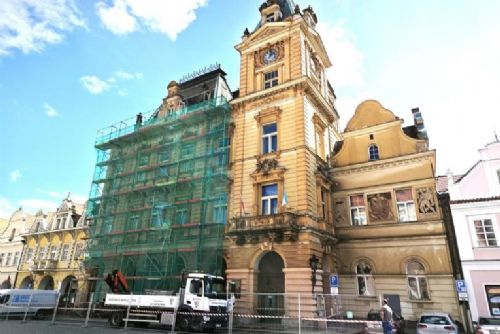 obrázek:Rekonstrukce památkové radnice v Domažlicích pokračuje další etapou. Opravují krovy v podkroví