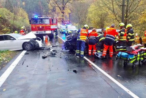 obrázek:Tragická nehoda na silnici z Plzně do Karlových Varů. Řidič (36) zemřel, žena skončila v nemocnici