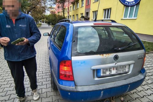 obrázek:Rozvážel obědy seniorům bez řidičáku. V Plzni ho prozradilo auto na chodníku
