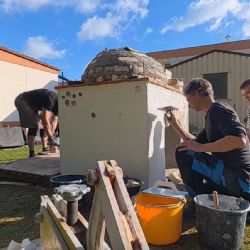 V Horní Bříze učni postavili chlebovou pec za čtyři dny. Poprvé upekli půlkilové bochníky
