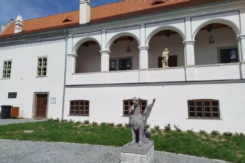 obrázek:Rytíři dnes vytasí meče na zámku Mokrosuky. Šerm, středověká zábava i velká charitativní aukce