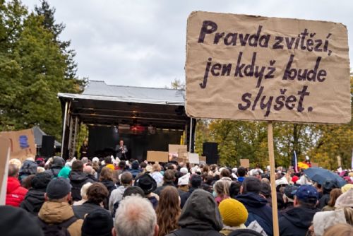 obrázek:Dva tisíce lidí zaplnily náměstí Míru v Plzni. Protest proti změnám ve financování médií sílí