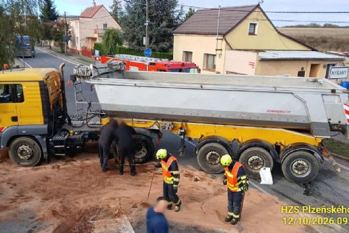 obrázek:V Nýřanech se srazila tři vozidla. Nákladnímu se utrhla náprava, vytekl hydraulický olej