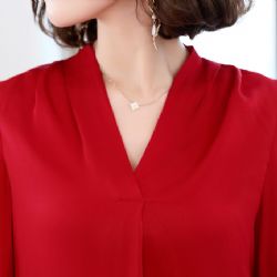 Halenky a tuniky jako základ elegantního každodenního stylu