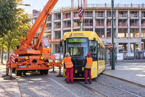 obrázek:Dvě nehody tramvají během jednoho rána. Na Anglickém nábřeží se srazily, U Zvonu jedna vykolejila