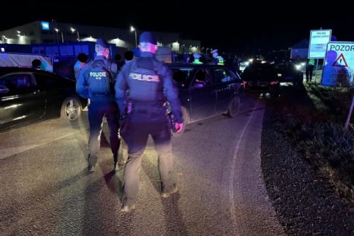 obrázek:Tuningový sraz v Plzni pod dohledem policie. Kontroly odhalily 35 přestupků