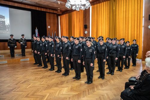 obrázek:Plzeňská policie posílila o 44 nováčků. Slavnostně složili služební slib