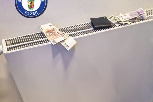 obrázek:Nejdřív usnul u bankomatu, pak tam peněženku i tisíce korun nechal ležet