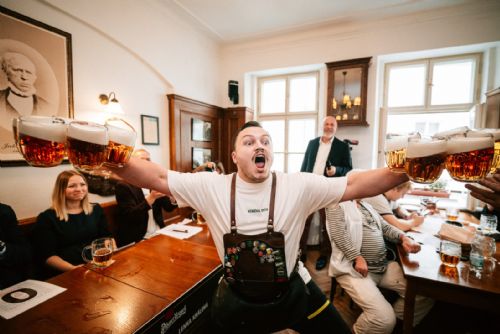 obrázek:Deset plzeňských piv, 41 schodů a boj o každou vteřinu. Pinkasovu noční můru ovládl Čech