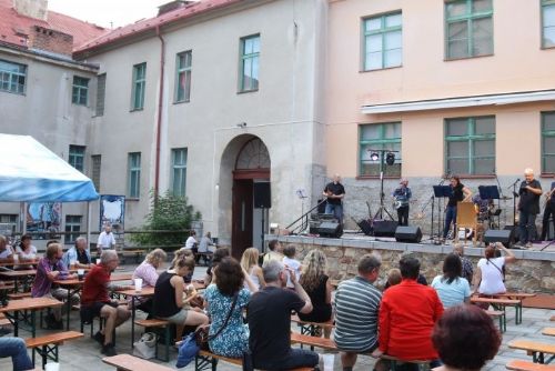 Foto: Letní večery v Nepomuku: Malá letní scéna zve na pestrý program