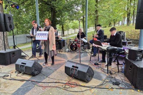 obrázek:Lochotínským parkem se opět rozezní swing