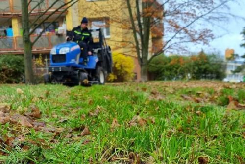 obrázek:Na Jedničku naposledy vjely sekačky, sklízí spadané listí