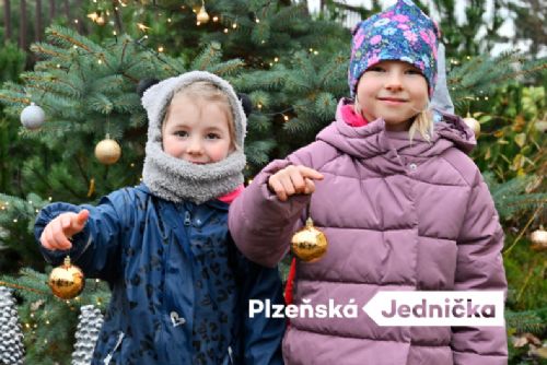 obrázek:Poslední letošní zpravodaj rozzářil snímek dětí zdobících stromeček