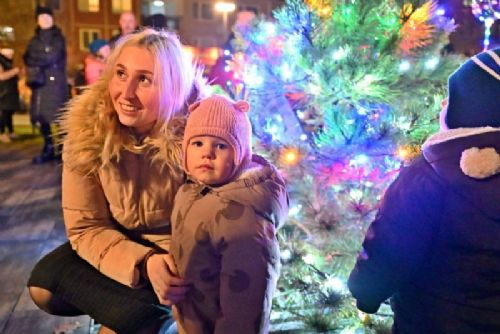 obrázek:Rozsvícení stromů, koncert v kostele, trhy. Takový bude advent na Jedničce