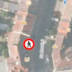 Stavební práce uzavřou chodník v ulici Na Roudné