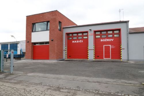Foto: Božkovští dobrovolní hasiči získali moderní přístavbu