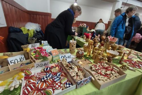 obrázek:Charitativní trh nabídl bohatý výběr vánočního sortimentu