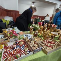 Charitativní trh nabídl bohatý výběr vánočního sortimentu